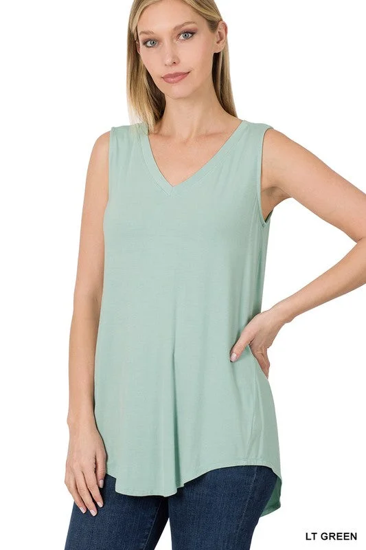 LUXE RAYON SLEEVELESS V-NECK HI-LOW HEM TOP Geometric